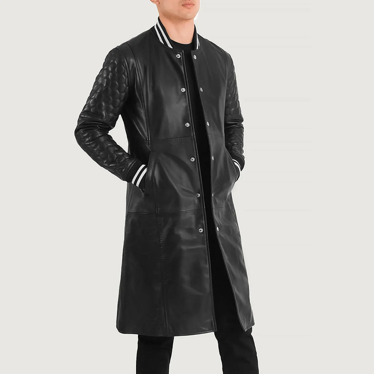 
Wilde Musta Leather Varsity Nahkatakki pitkä Miehille - Sivuprofiili ergonomisella hihanleikkauksella