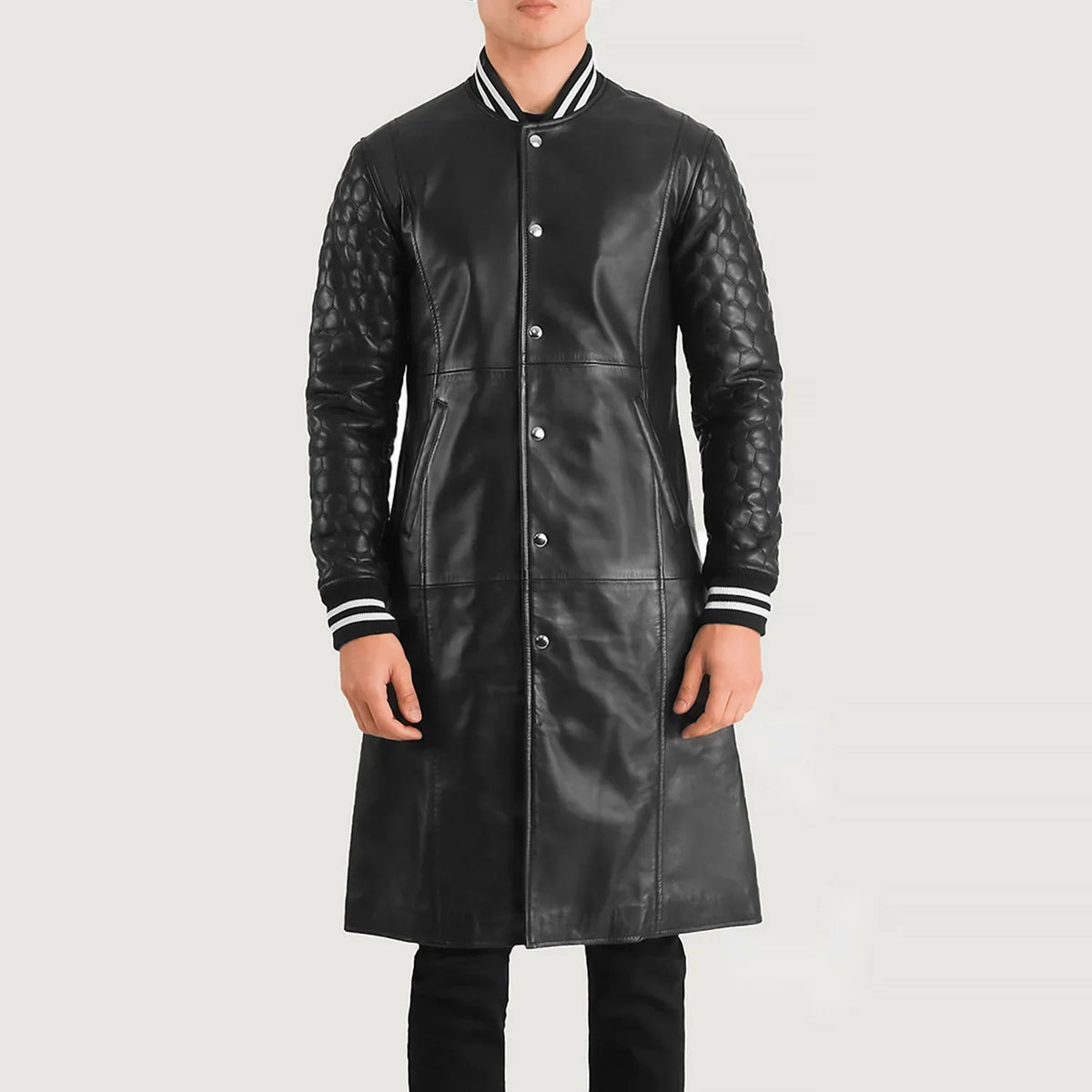 
Yksityiskohtainen lähikuva of Varsity collar & Snap Button button Hardware on Wilde Musta Leather Varsity Nahkatakki pitkä Miehille
