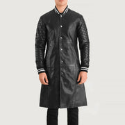 
Yksityiskohtainen lähikuva of Varsity collar & Snap Button button Hardware on Wilde Musta Leather Varsity Nahkatakki pitkä Miehille