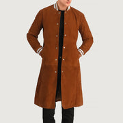 Wilde Ruskea Suede Varsity Nahkatakki Pitkä Miehille in Tan Bown Goatskin Suede - Front Profile View &amp; Tailored Silhouette | Buy Online