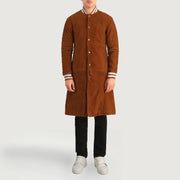 Wilde Ruskea Suede Varsity Nahkatakki Pitkä Miehille - Lateral Side Profile View Showing Sleeve Cut &amp; Athletic Taper Fit