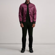Close-Up Detail of Varsity &amp; Button Hardware on Xander Maroon Varsity Nahkatakki Miehille