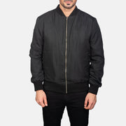 Close-Up Detail of Varsity &amp; Zipper Hardware on Men's Zack Musta Nahkainen Pommitakki Miehille