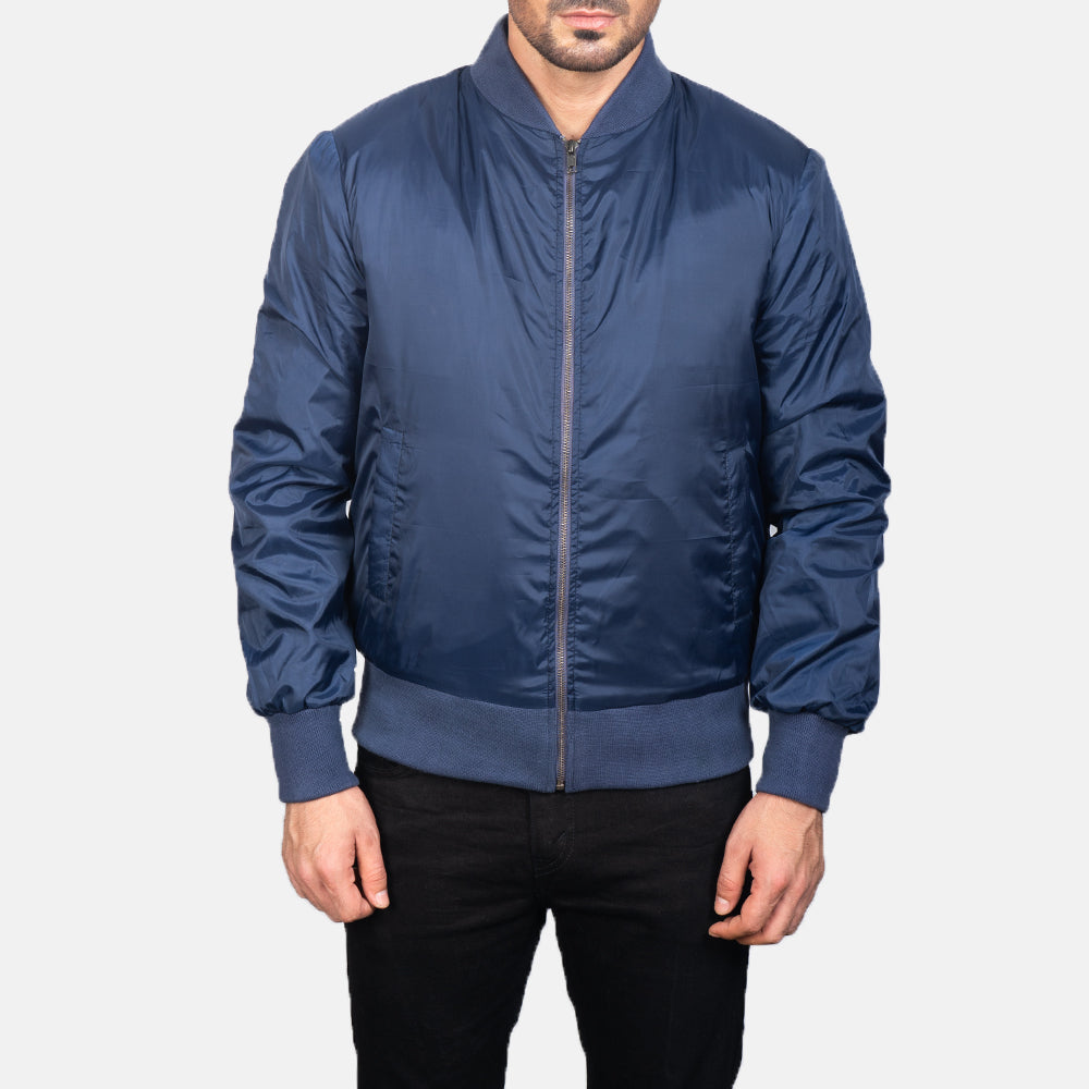 Close-Up Detail of Varsity &amp; Zipper Hardware on Men's Zack Sininen Nahkainen Pommitakki Miehille