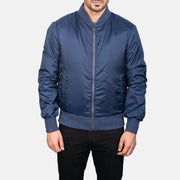Close-Up Detail of Varsity &amp; Zipper Hardware on Men's Zack Sininen Nahkainen Pommitakki Miehille