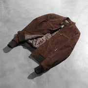 
Päällä sovitetun näkymä:  Zenna Mocha Suede Bomber Jacket mallin päällä luonnollisessa päivänvalossa